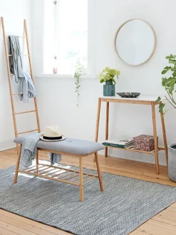 Bænk VANDSTED m/hylde gråt stof/bambus