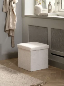 Puf NYSTED 38x38 m/opbevaringsplads råhvid teddy