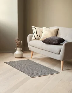 Pyntepude HVITVEIS 45x45 råhvid/sort