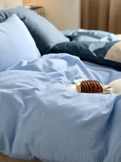 Sengetøj TINNE krep 140x200 lyseblå