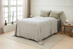 Sengetæppe VALMUE 240x260 beige