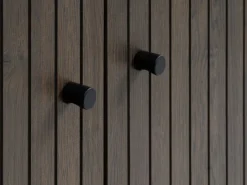 Skænk HEMDRUP 2 låger mørk egefarve/sort