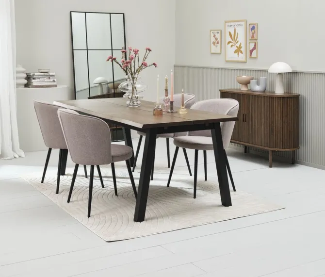 SKOVLUNDE L200 bord mørk eg + 4 RISSKOV stole lysegrå