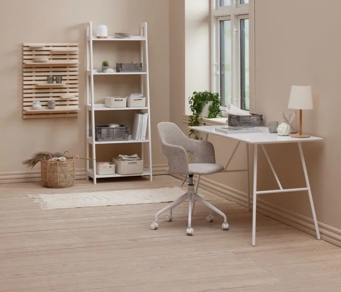 Skrivebordsstol REERSLEV sandfarvet stof/hvid