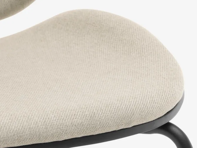 Spisebordsstol TESTRUP lys sand/sort