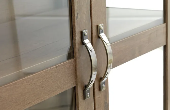 Vitrineskab JUNGEN 2 låger 1 skuffe vild eg farve